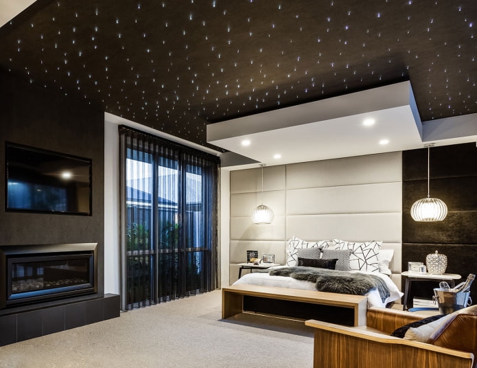 zwart plafond en witte vloer