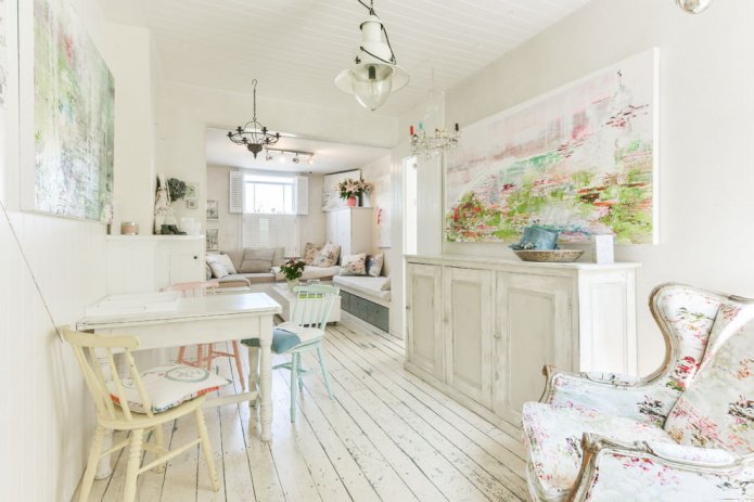 Witte laminaatvloer in antieke stijl