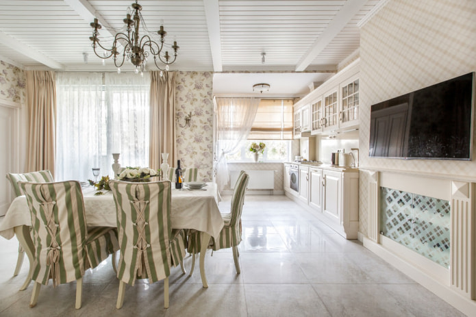Houten plafond in Proven?aalse stijl