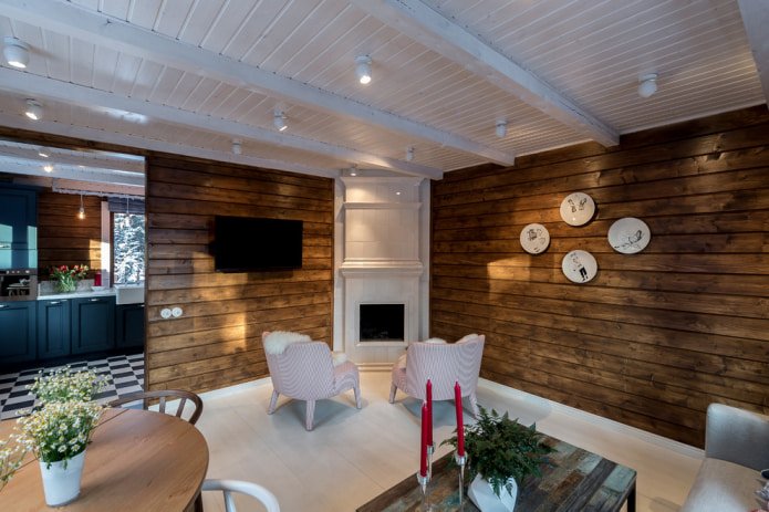 Bruine muren en wit plafond
