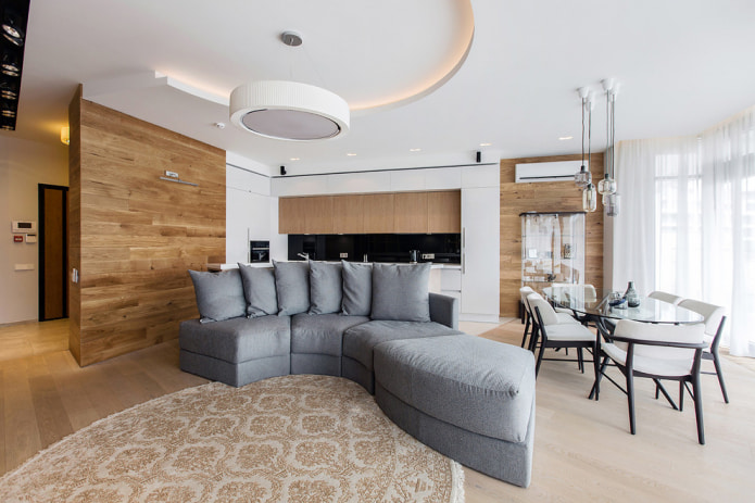 Houtkleur en wit plafond