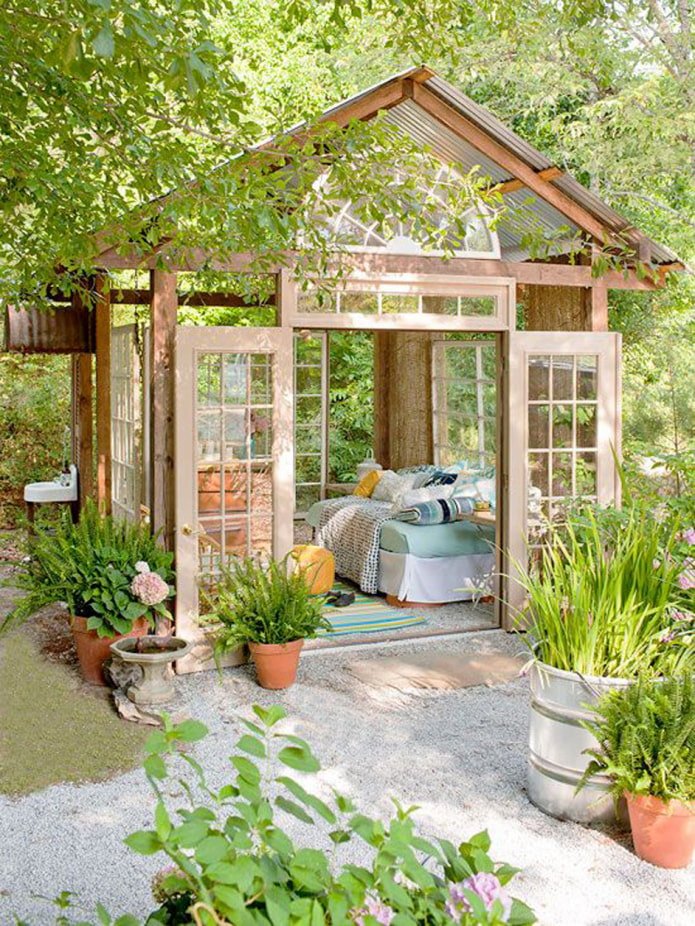 tuinhuisje in shabby chic stijl