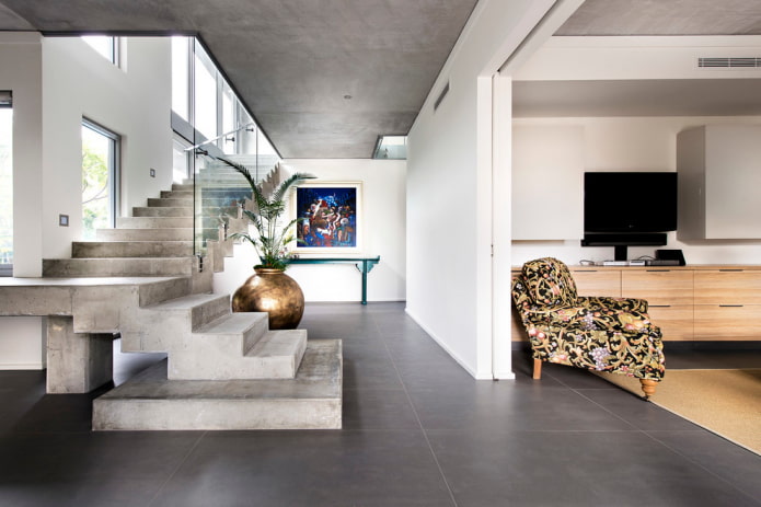 betonnen trap in het interieur van het huis