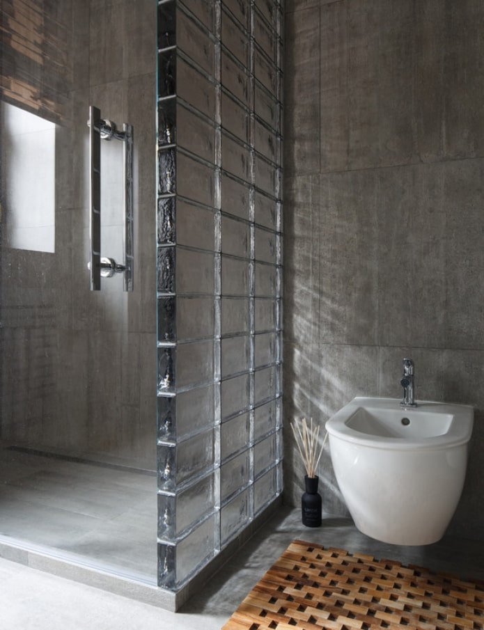 glas en beton in de badkamer