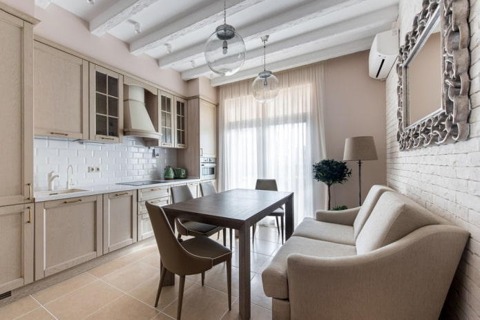 gordijnen in het keukeninterieur in beige tinten