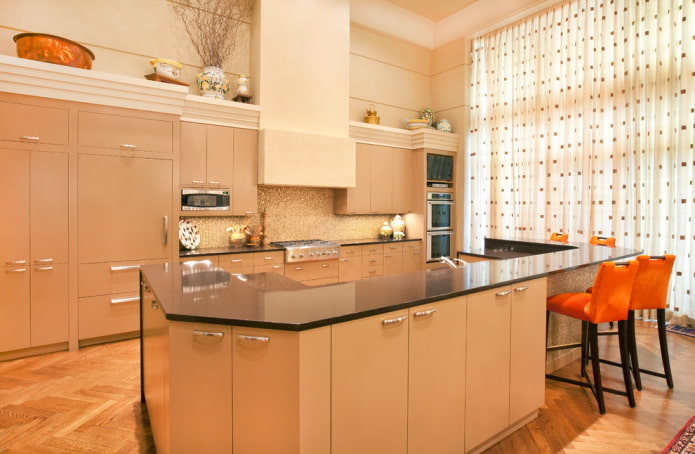 gordijnen in het keukeninterieur in beige tinten