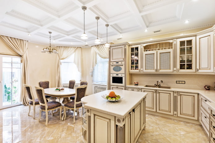 beige keukeninterieur in klassieke stijl