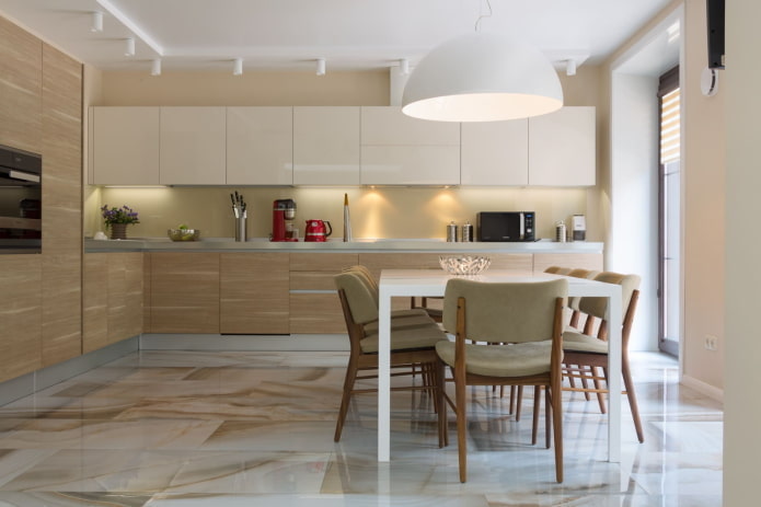 meubels en apparatuur in het keukeninterieur in beige tinten