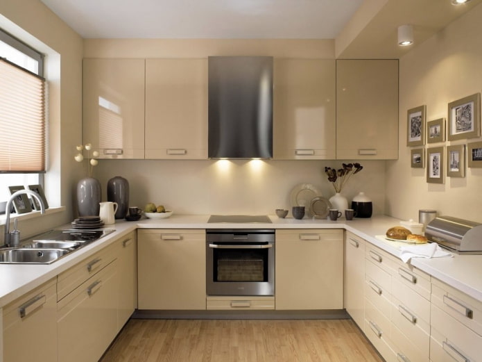 meubels en apparatuur in het keukeninterieur in beige tinten