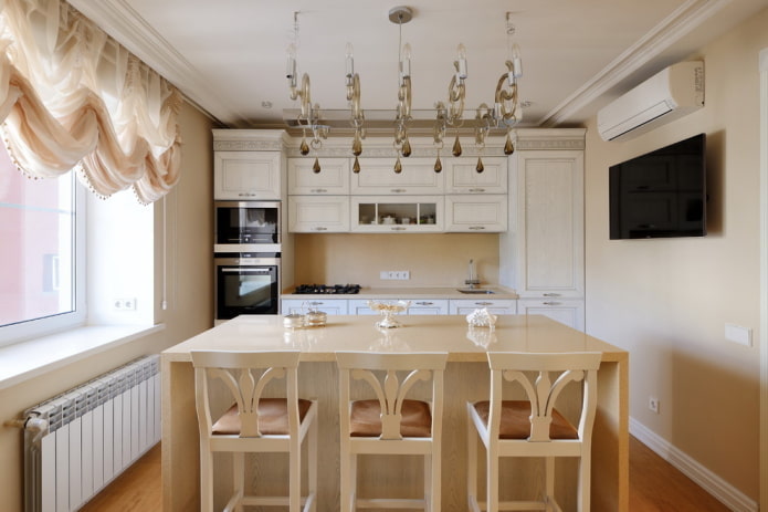 meubels en apparatuur in het keukeninterieur in beige tinten