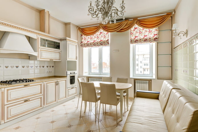 gordijnen in het keukeninterieur in beige tinten