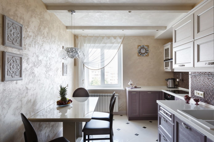 gordijnen in het keukeninterieur in beige tinten