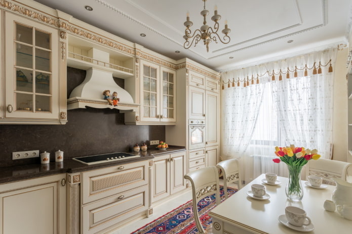 gordijnen in het keukeninterieur in beige tinten