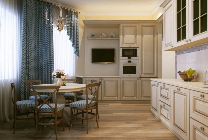 gordijnen in het keukeninterieur in beige tinten