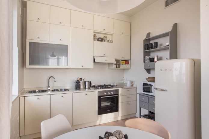 meubels en apparatuur in het keukeninterieur in beige tinten