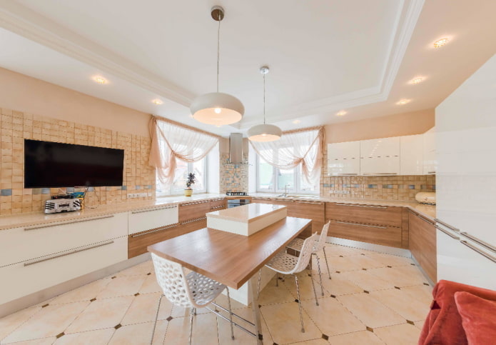 Verlichting en decoratie in het keukeninterieur in beige tinten
