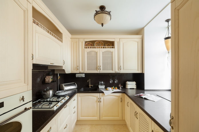 keukeninterieur in beige en zwarte tinten