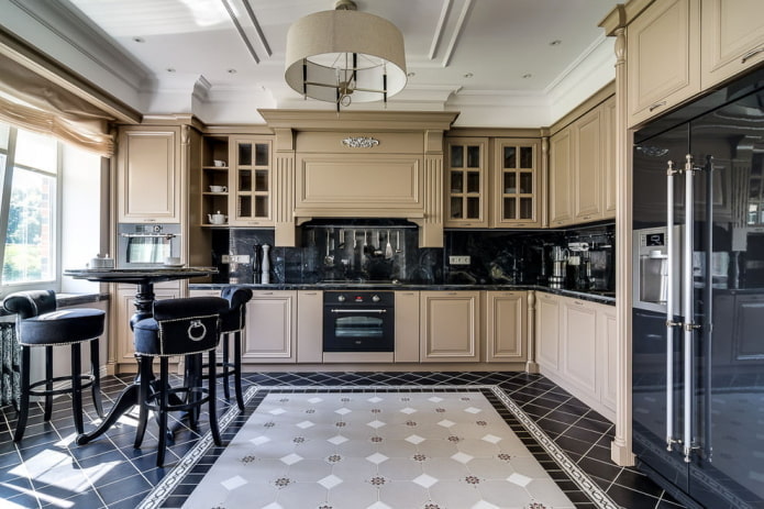 meubels en apparatuur in het keukeninterieur in beige tinten