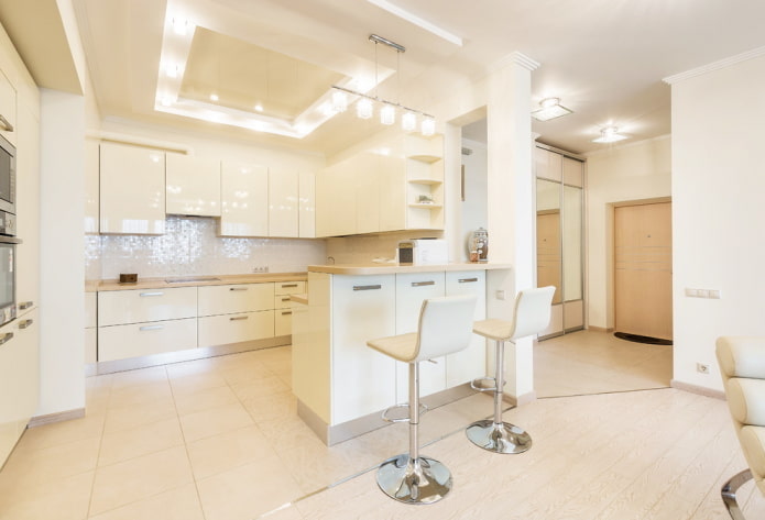 verlichting en decoratie in het keukeninterieur in beige tinten