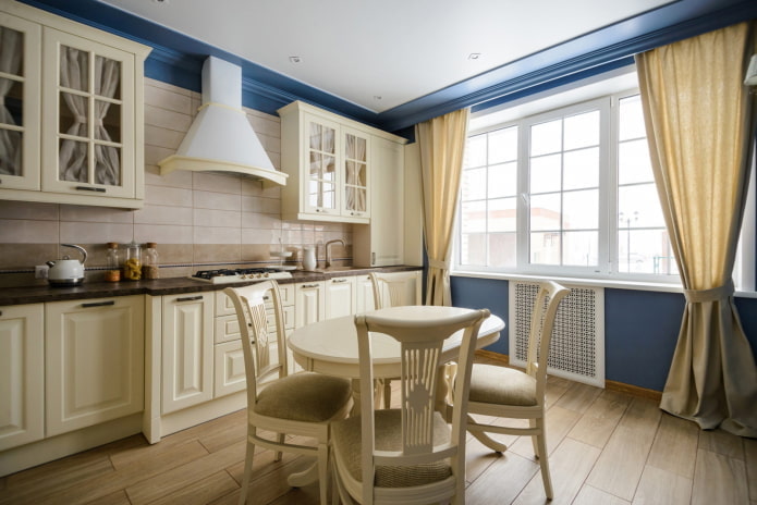 beige keukeninterieur met felle accenten