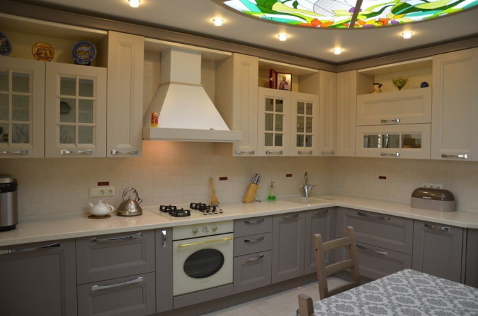 keukeninterieur in grijsbeige tinten