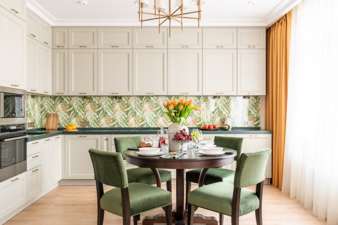 keukeninterieur in beige en groene tinten