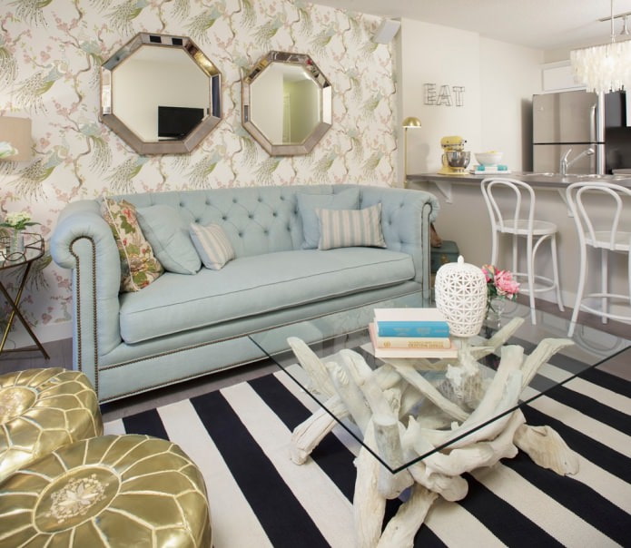 beige behang met een patroon in de woonkamer