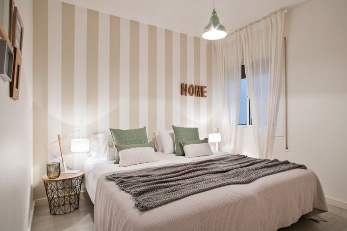 melkkleurige gordijnen met beige behang in het interieur van de slaapkamer