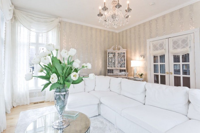 Beige behang met glanzende strepen