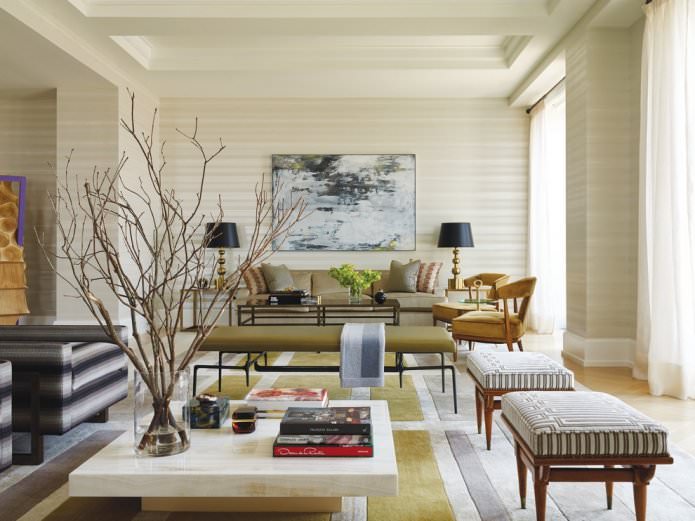 Beige gestreept behang in het interieur van de woonkamer