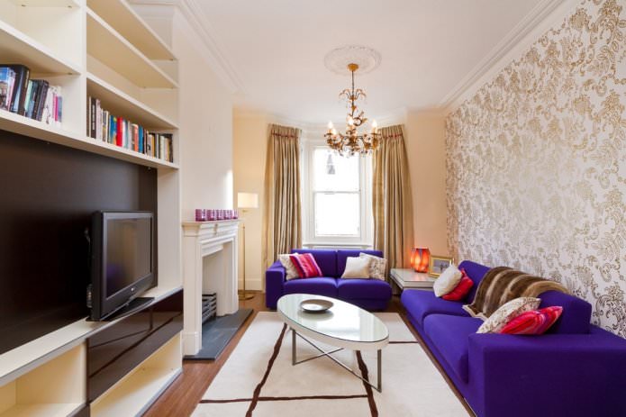 gouden gordijnen met beige behang in het woonkamerinterieur