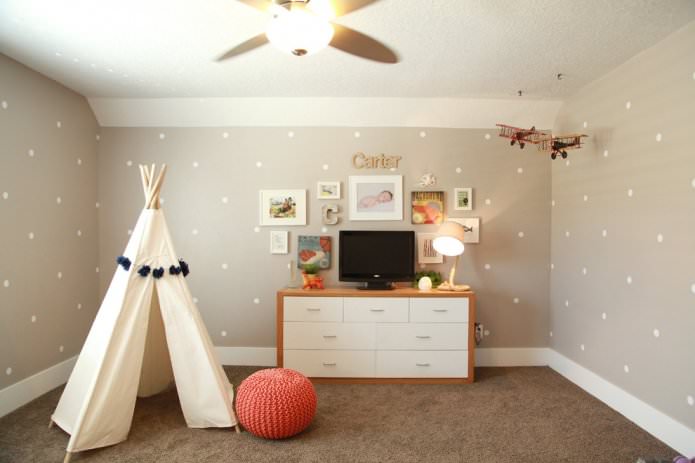 beige behang met stippen in een kinderkamer 