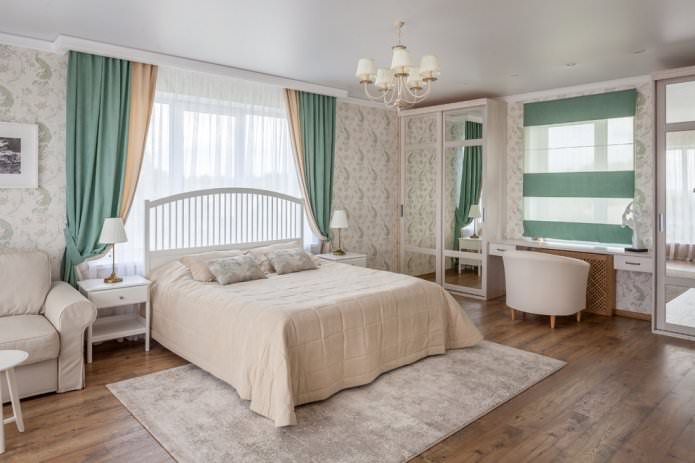 turkooizen gordijnen met beige behang in het slaapkamerinterieur