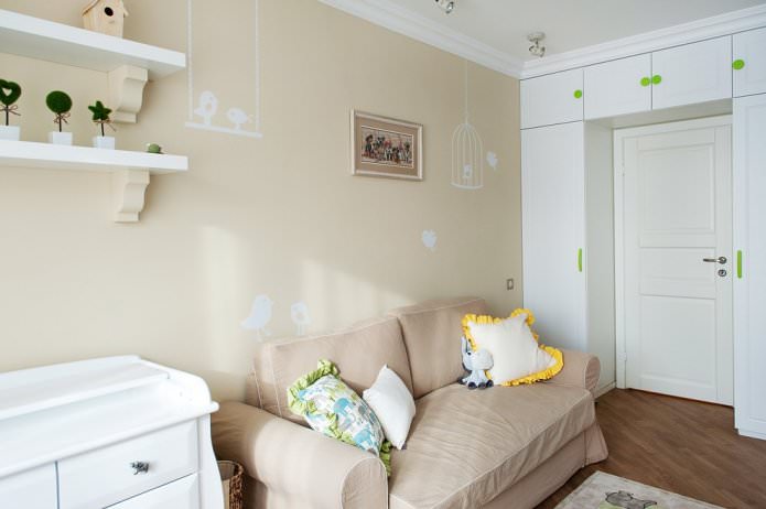 beige behang met patroon in een kinderkamer