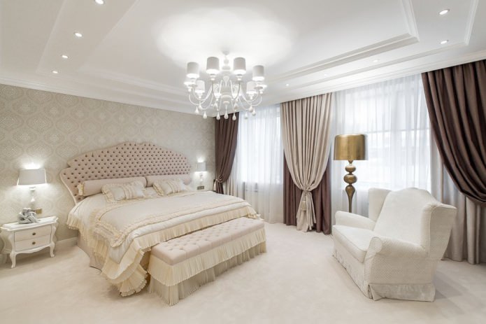 bruine en beige gordijnen met beige behang in het slaapkamerinterieur