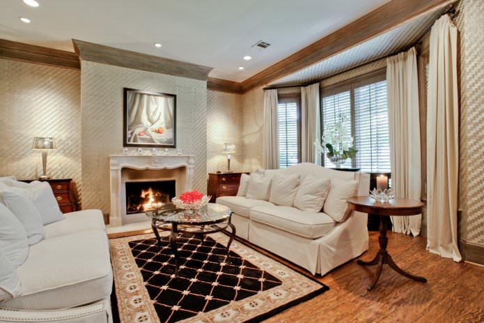 Beige behang in het interieur van de woonkamer met een open haard