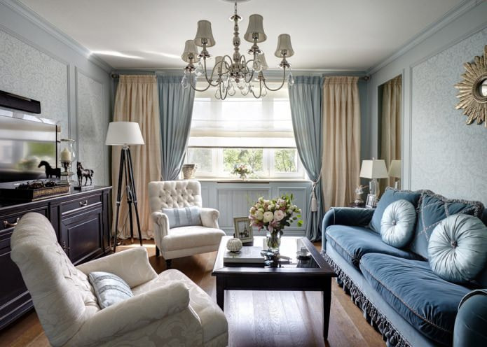 dubbele gordijnen in een beige en blauw interieur