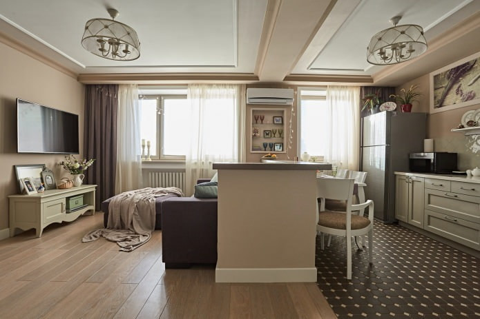 beige gordijnen in een klassiek interieur