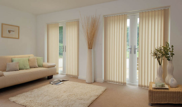 beige jaloezie?n in de woonkamer