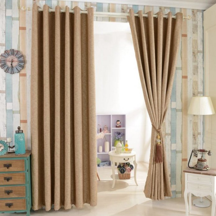 beige gordijnen met ringen in de kinderkamer
