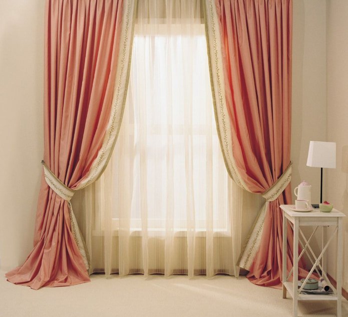 beige gordijn met roze gordijnen
