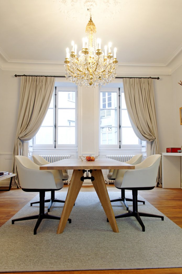 eetkamer met gordijnen en houder