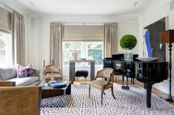 klassiek interieur met vouwgordijnen en gordijnen