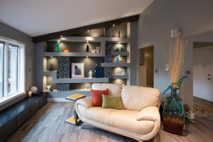 beige bank in de woonkamer