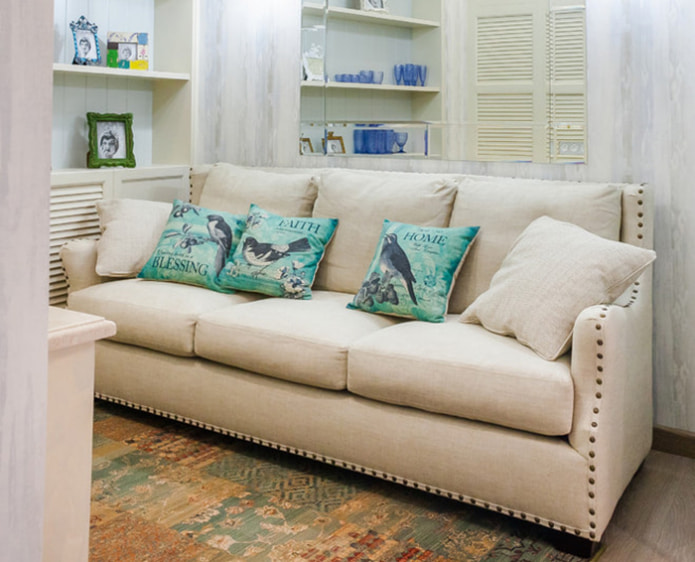 beige bank met turquoise kussens