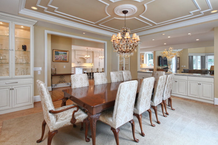 beige plafond versierd met witte lijsten
