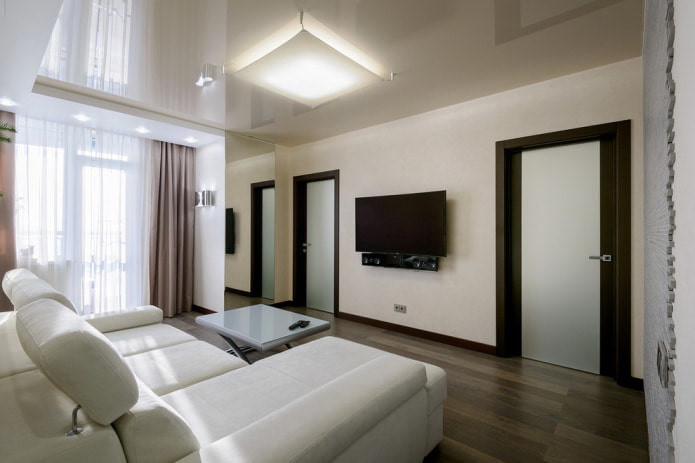 Glanzend plafond in de woonkamer