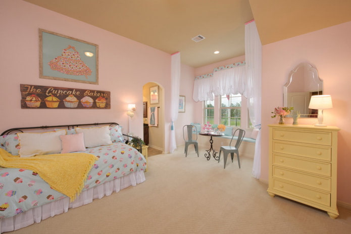 roze muren en beige plafond
