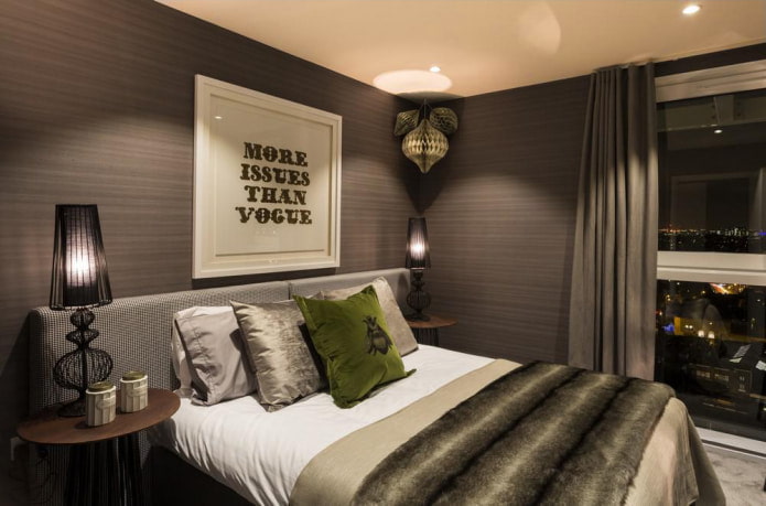 Donkere muren en beige plafond