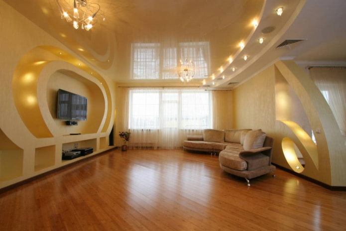 Plafond met meerdere niveaus in de woonkamer